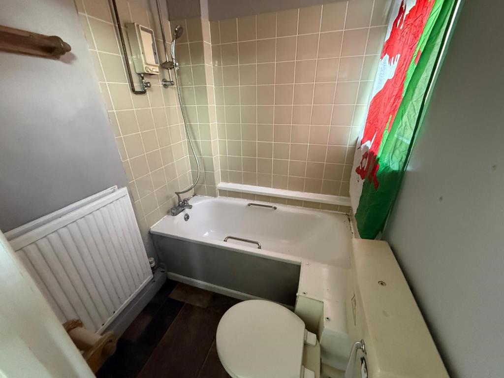 Lot: 97 - THREE/FOUR-BEDROOM TWO BATHROOM HOUSE FOR IMPROVEMENT - Bathroom